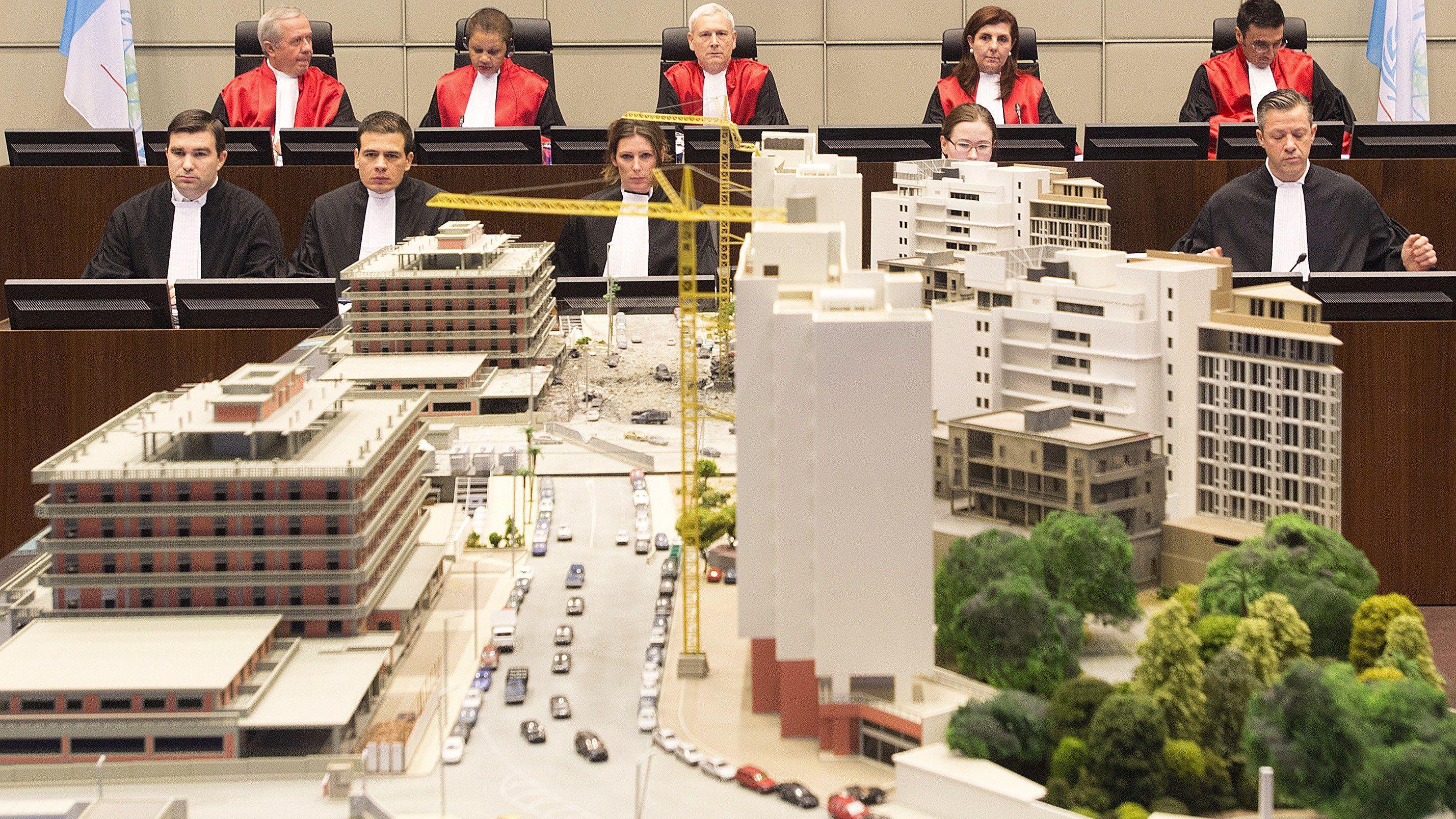 Para hakim memimpin sidang pertama terhadap empat orang yang dituduh membunuh mantan Perdana Menteri Lebanon Rafiq Hariri di Pengadilan Khusus untuk Lebanon di Den Haag, Belanda. the first hearing in the trial of four people accused of murdering former Lebanese premier Rafiq Hariri at the Special Tribunal for Lebanon in The Hague on 16 January 2014 - Four Hezbollah members went on trial in absentia at a UN-backed tribunal accused of murdering Hariri in a 2005 car bombing
