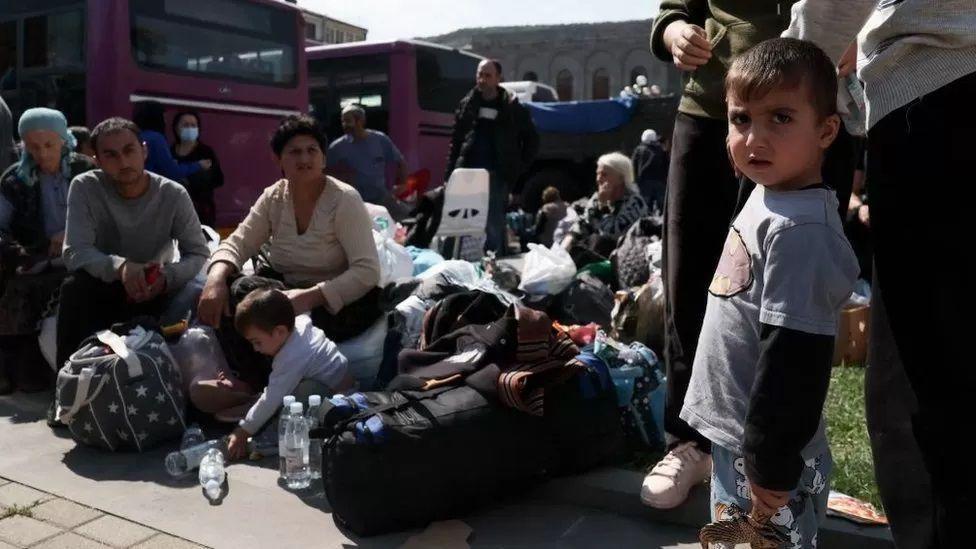 Niños y adultos que huyeron de Nagorno-Karabaj