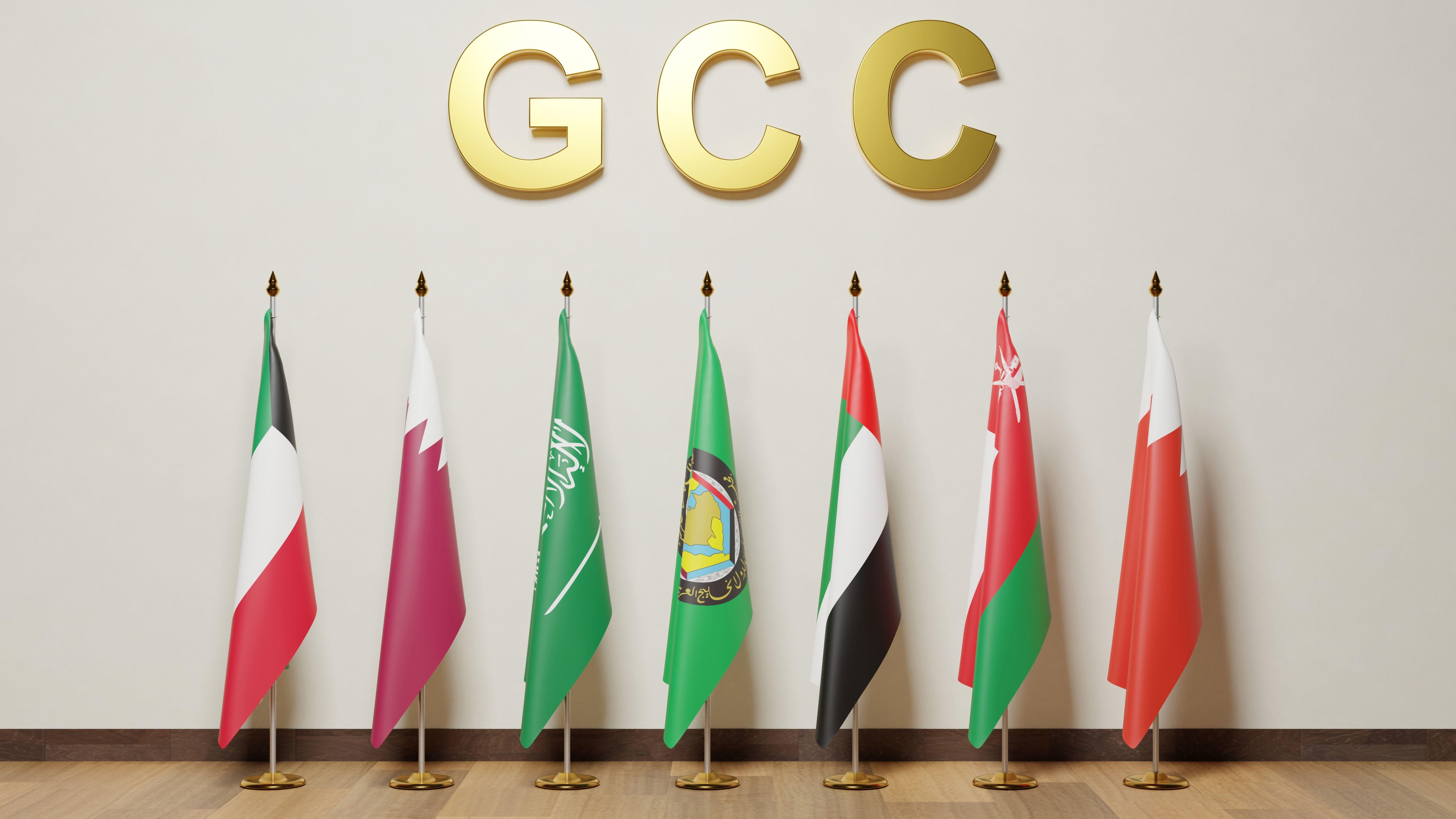 صورة تظهر أعلام دول مجلس التعاون الخليجي مصطفة إلى جانب بعضها البعض.