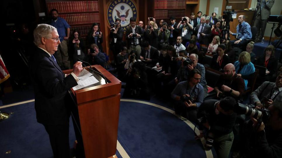 El líder de la minoría del Senado, Mitch McConnell, habla con los periodistas después de que el Senado votara a favor de absolver a Trump en el juicio político en febrero del 2021. 