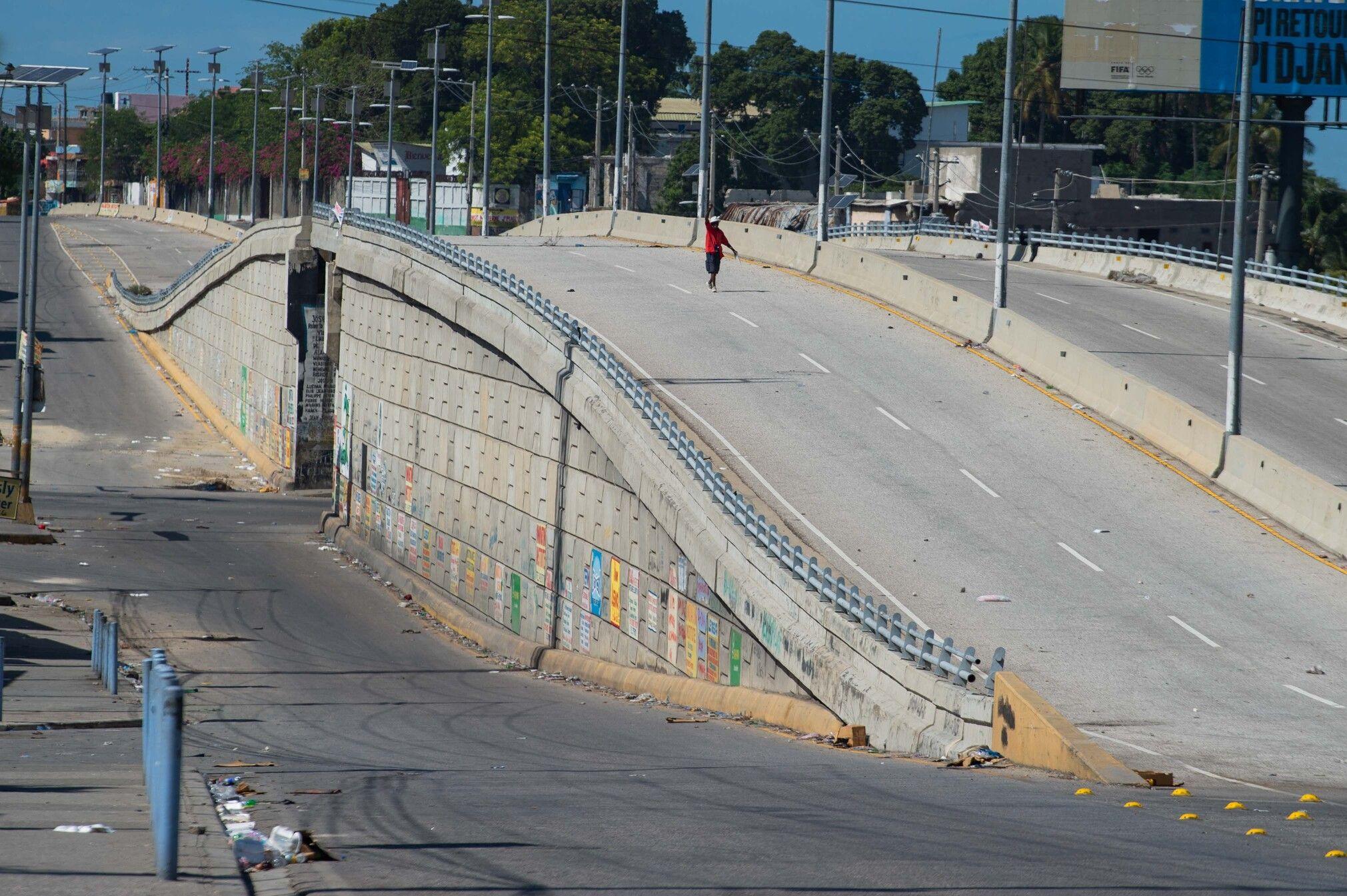 Un hombre camina por una calle vacía en Delmas, Puerto Príncipe, Haití, el 20 de noviembre de 2024. 