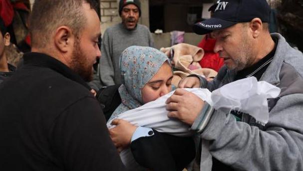 عائلة فلسطينية تودع طفلاً رضيعاً قتل في قصف إسرائيلي على مخيم رفح