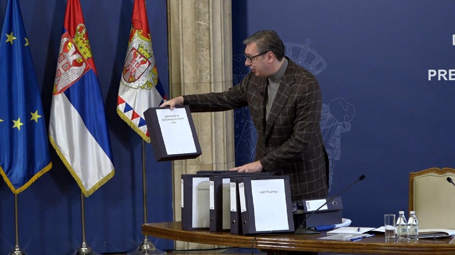 Predsednik Aleksandar Vučić pokazuje registratore 