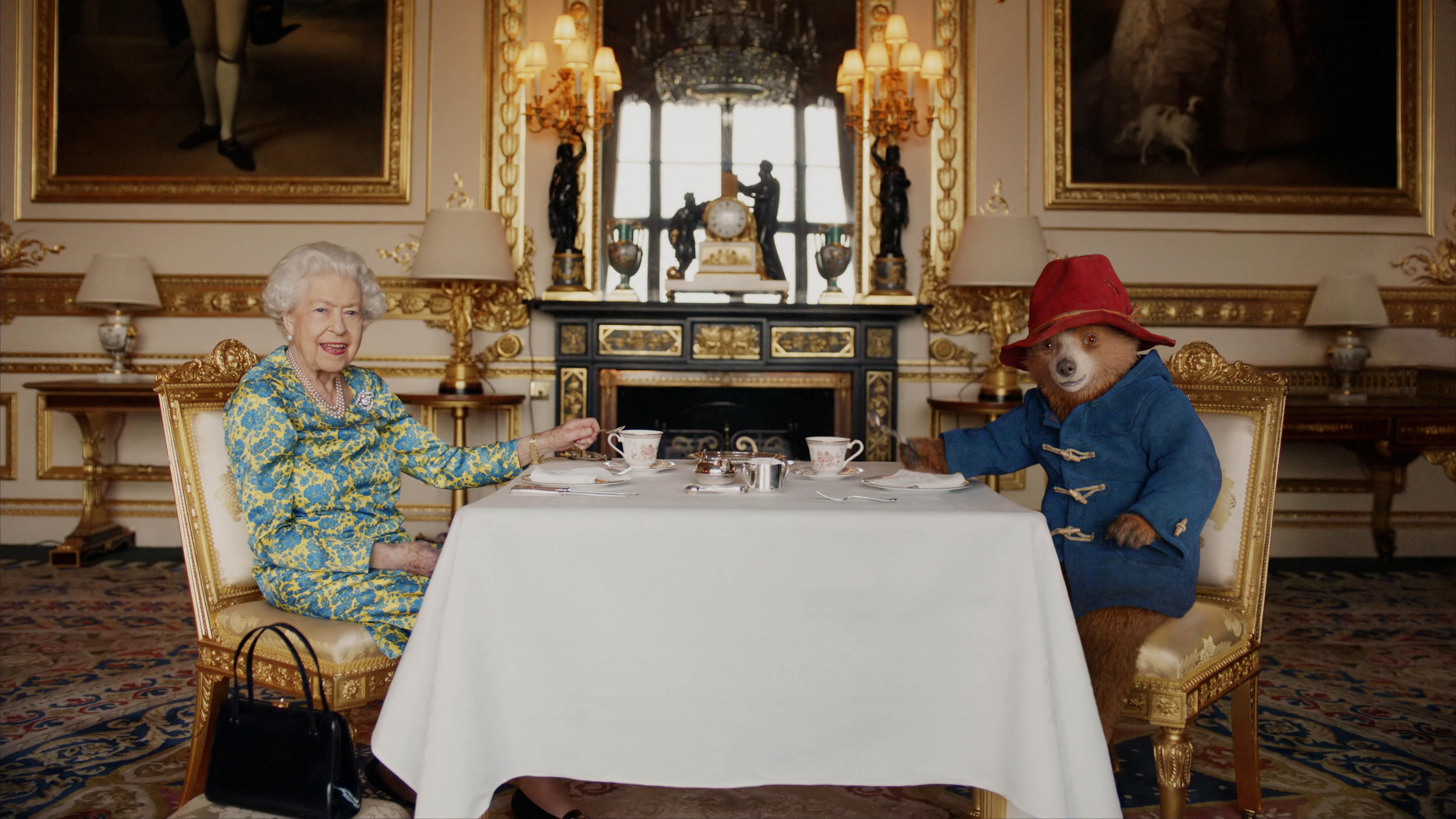 الملكة البريطانية الراحلة إليزابيث و"الدب بادينغتون" يتناولان الشاي في قصر باكنغهام، من فيلم تم عرضه خلال حفلة اليوبيل البلاتيني للملكة التي بثتها بي بي سي