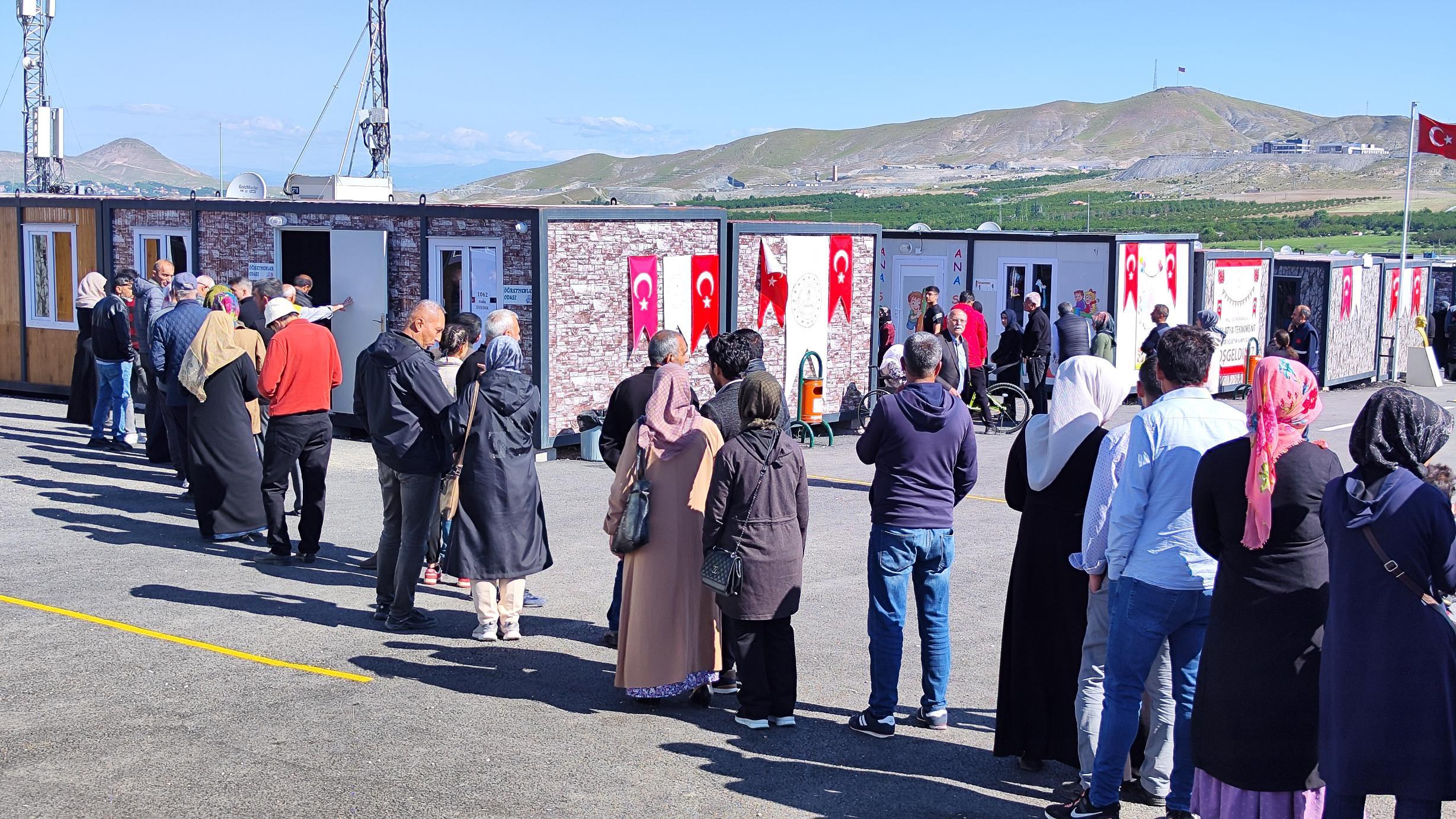 Malatya'da konteynerlerde oy kullanmak için sıra bekleyen depremzede seçmenler