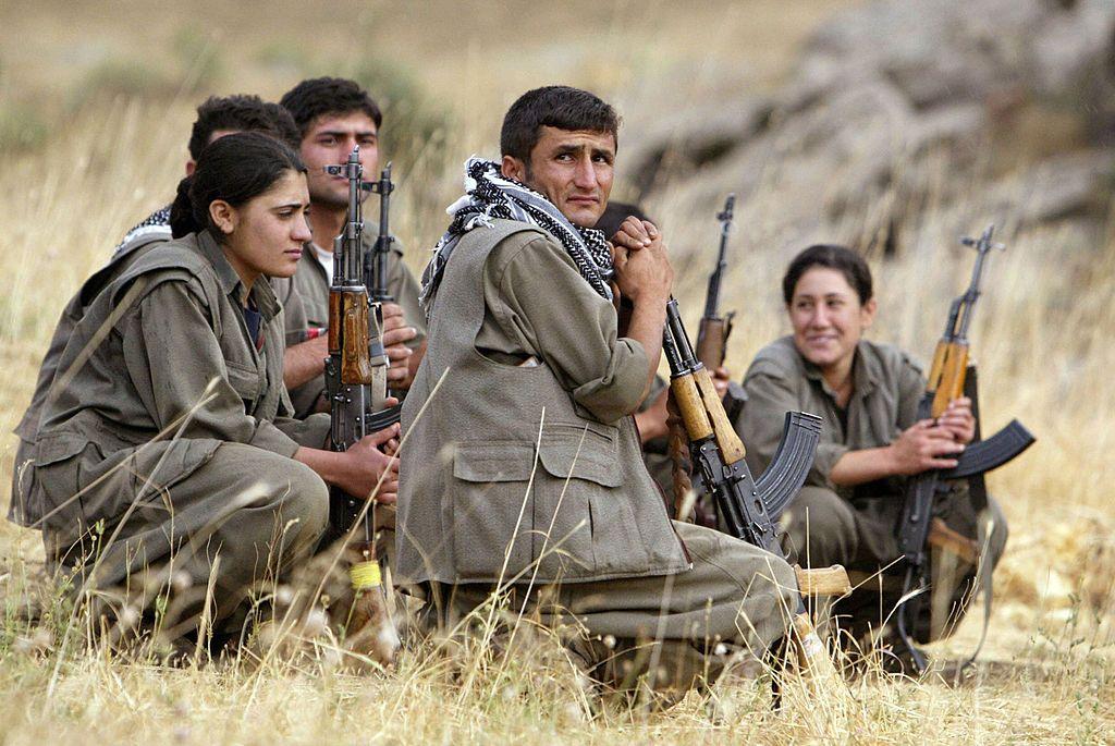 مقاتلون من حزب العمال الكردستاني يستمعون لتعليمات قائد فريقهم خلال دورة تدريبية في معسكر بالقرب من أربيل في جبال حقوركي، شمال العراق، 11 أغسطس/آب 2005