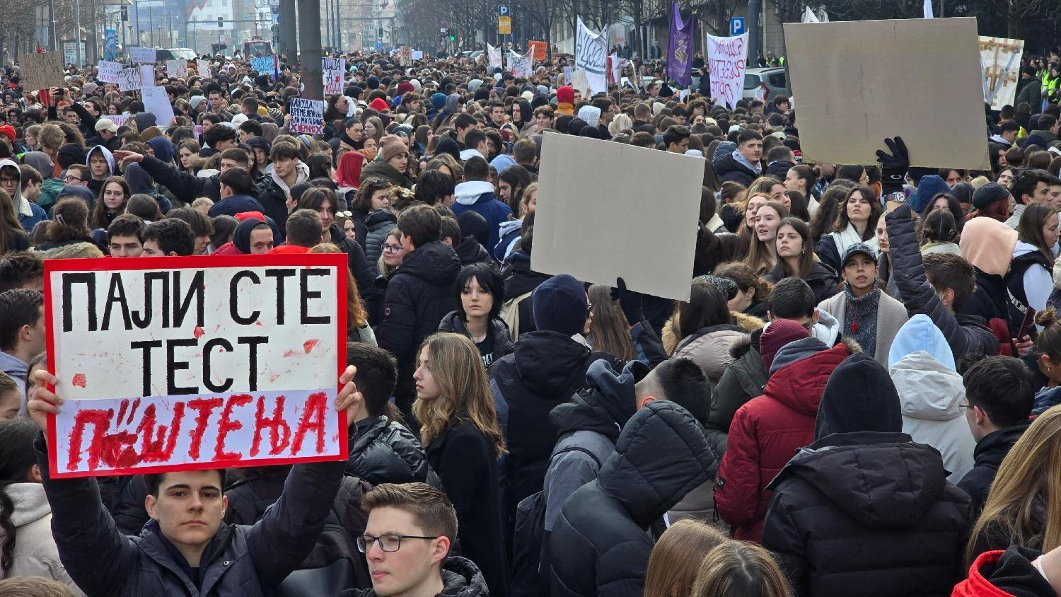 Protest podrške prosvetnim radnicima u Nemanjinoj ulici, u Beogradu, ispred Ministarstva prosvete