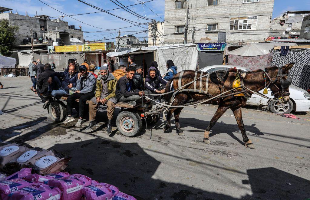 Personas en una carreta tirada por un burro en Rafah.