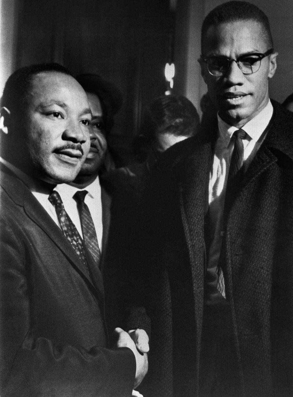 Malcolm X y Martin Luther King dándose la mano