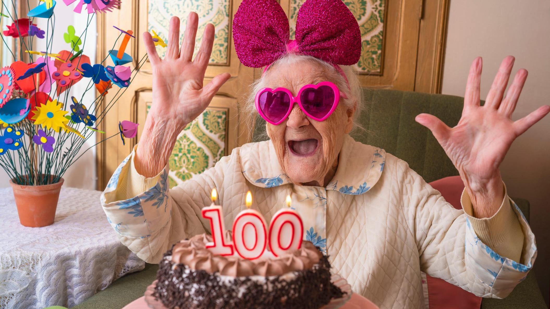 امرأة تبلغ من العمر 100 عام وتحتفل بعيد ميلادها