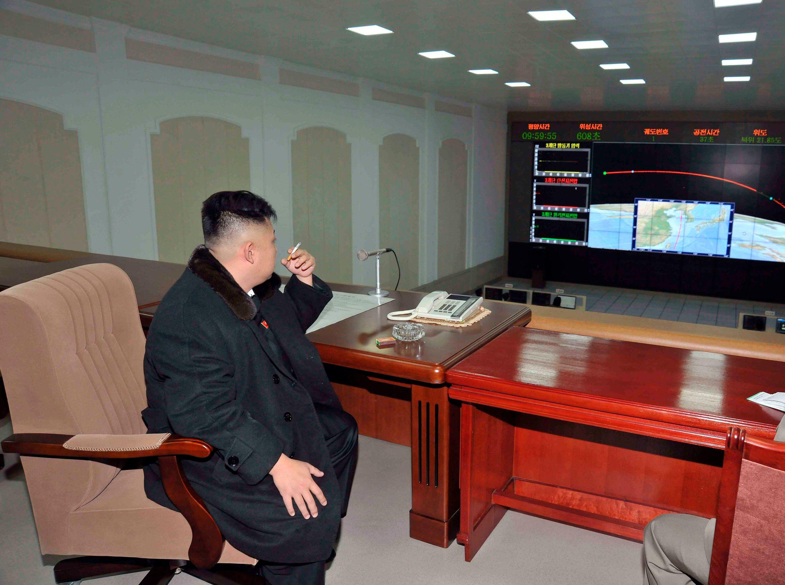 은하 3호  로켓 발사 장면을 확인하고 있는 북한 김정은 위원장 
