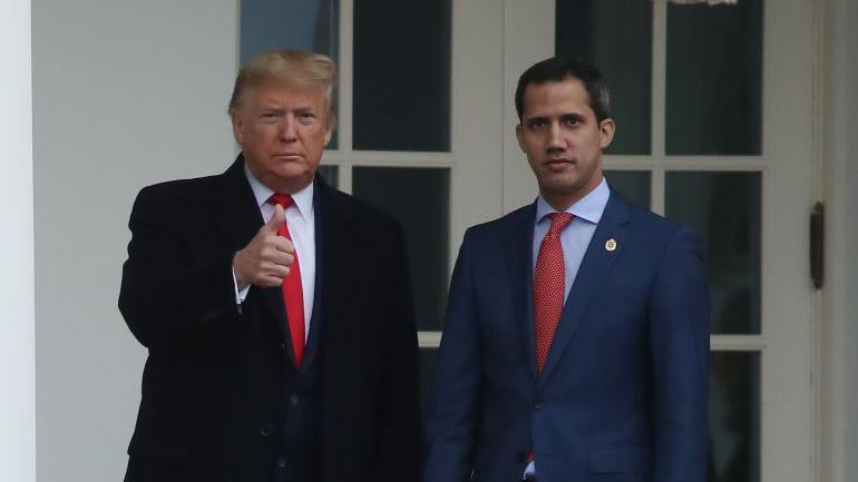 Juan Guaidó (der.) es recibido por el presidente Donald Trump en la Casa Blanca en febrero de 2020