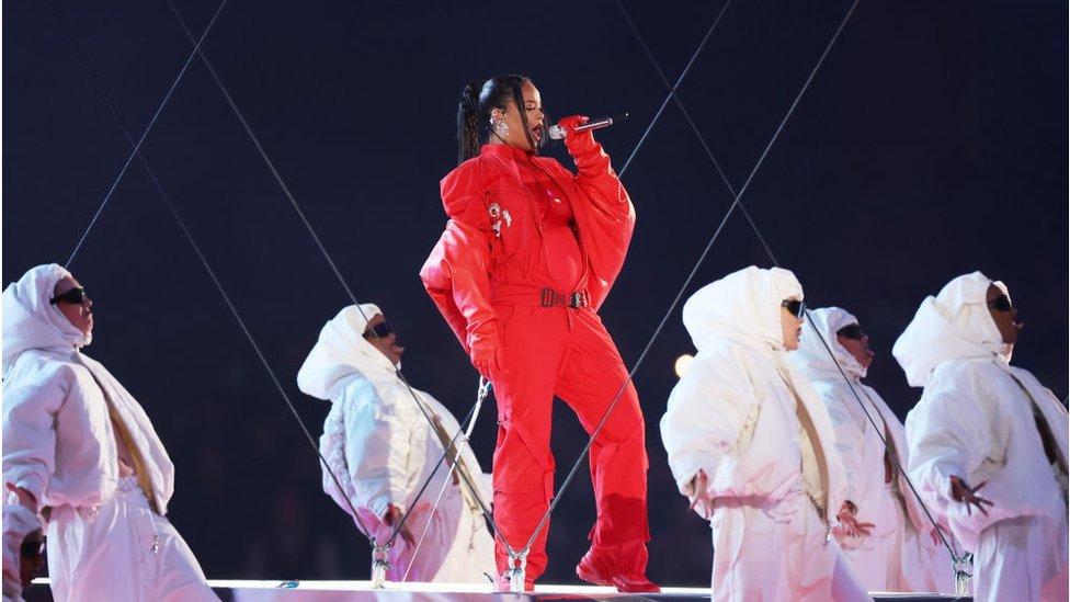 Rihanna se apresenta no show de intervalo do Super Bowl, a final do futebol americano