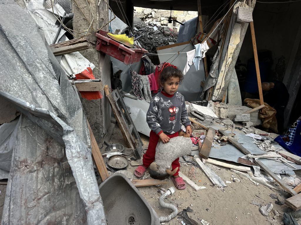 Una niña en medio de la destrucción en el campo de refugiados de Nuserait, en Kgan Yunis, Gaza, tras un ataque aéreo de Israel el 18 de marzo de 2025. (Foto: Doaa Albaz/Anadolu vía Getty Images)