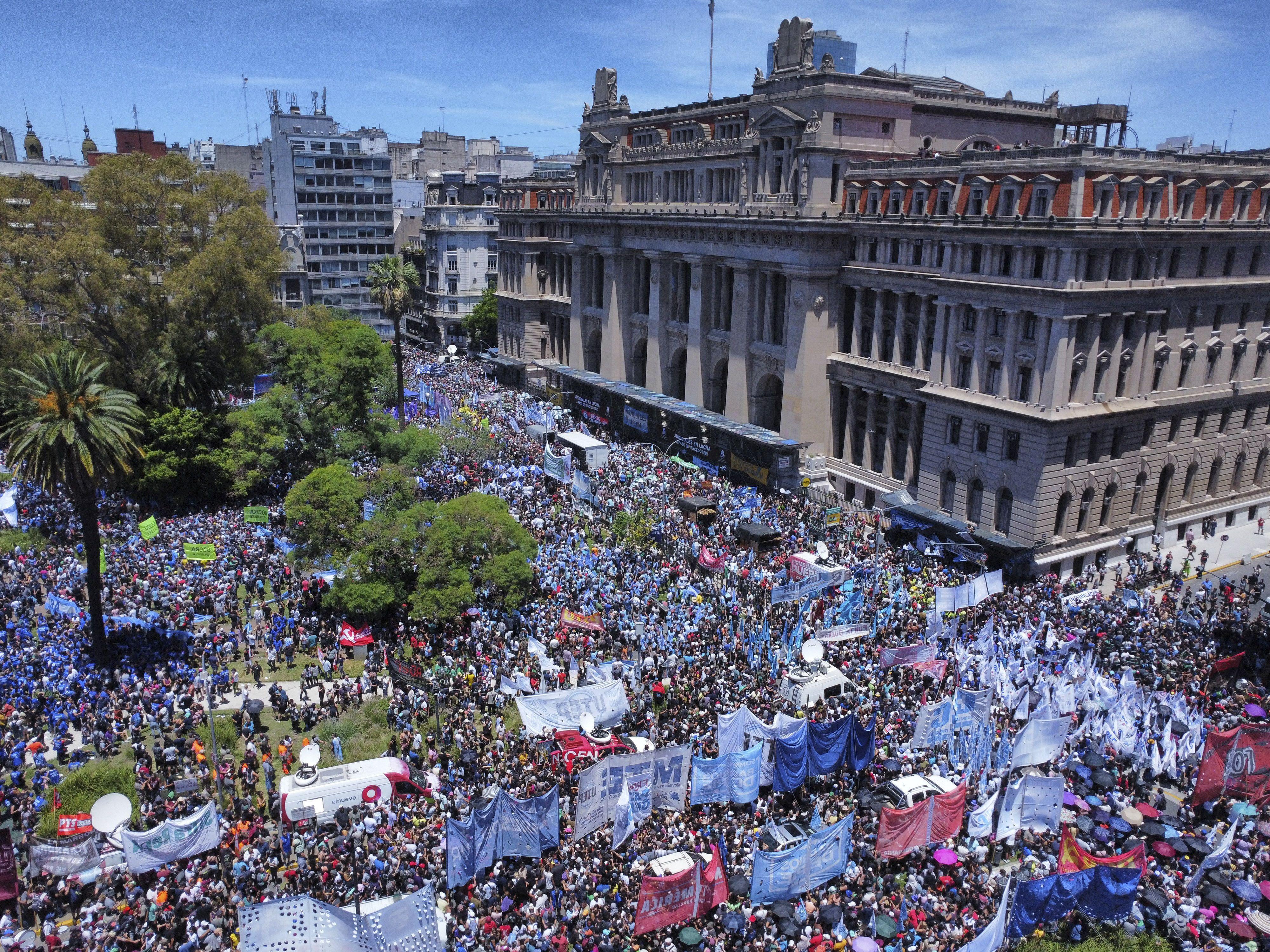 Protesta callejera contra el Decreto de Necesidad y Urgencia de Milei