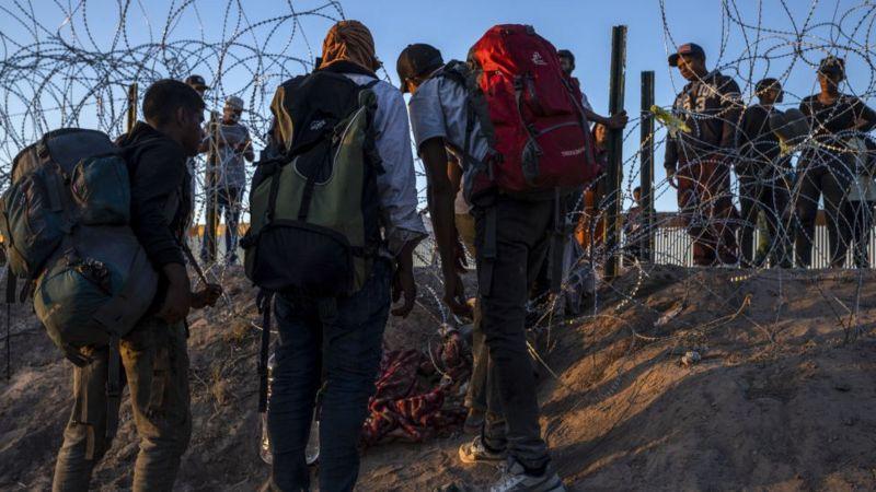 Migrantes em Ciudad Juárez, no México, prestes a cruzar a fronteira com os Estados Unidos em 7 de maio de 2023