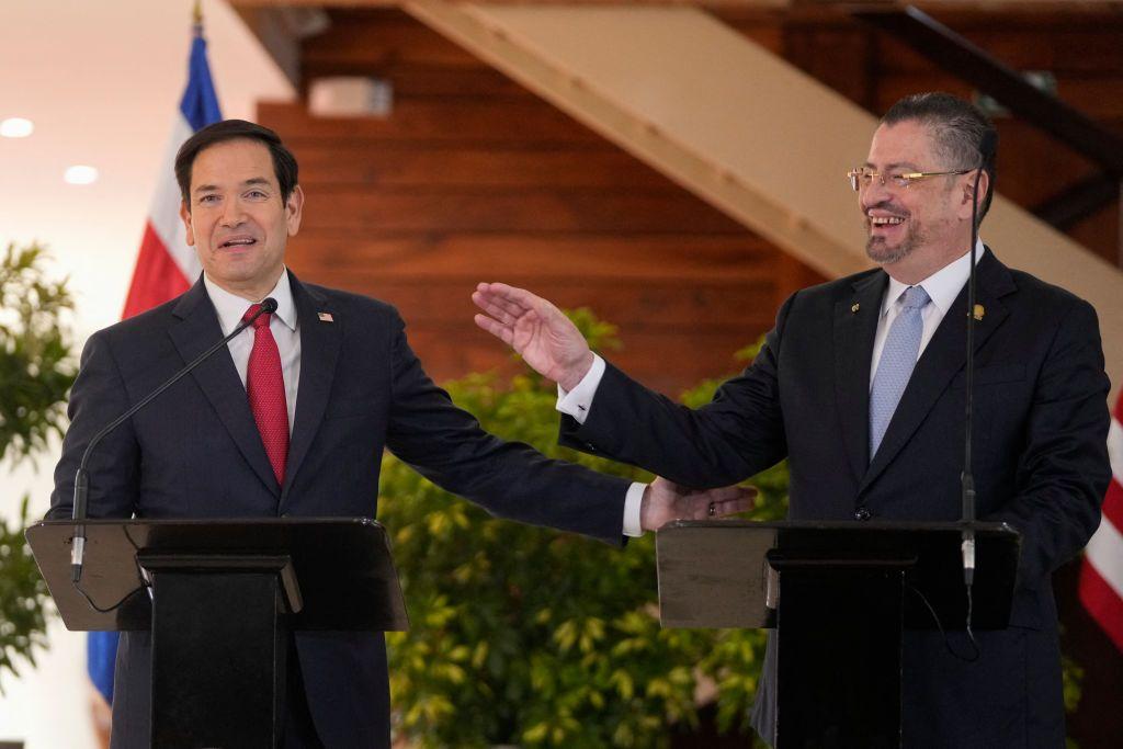 El secretario de Estado de EE.UU., Marco Rubio, con el presidente de Costa Rica, Rodrigo Chaves, en el Palacio Nacional en San José el 4 de febrero de 2025. Foto: Mark Schiefelbein / POOL / AFP / vía Getty Images