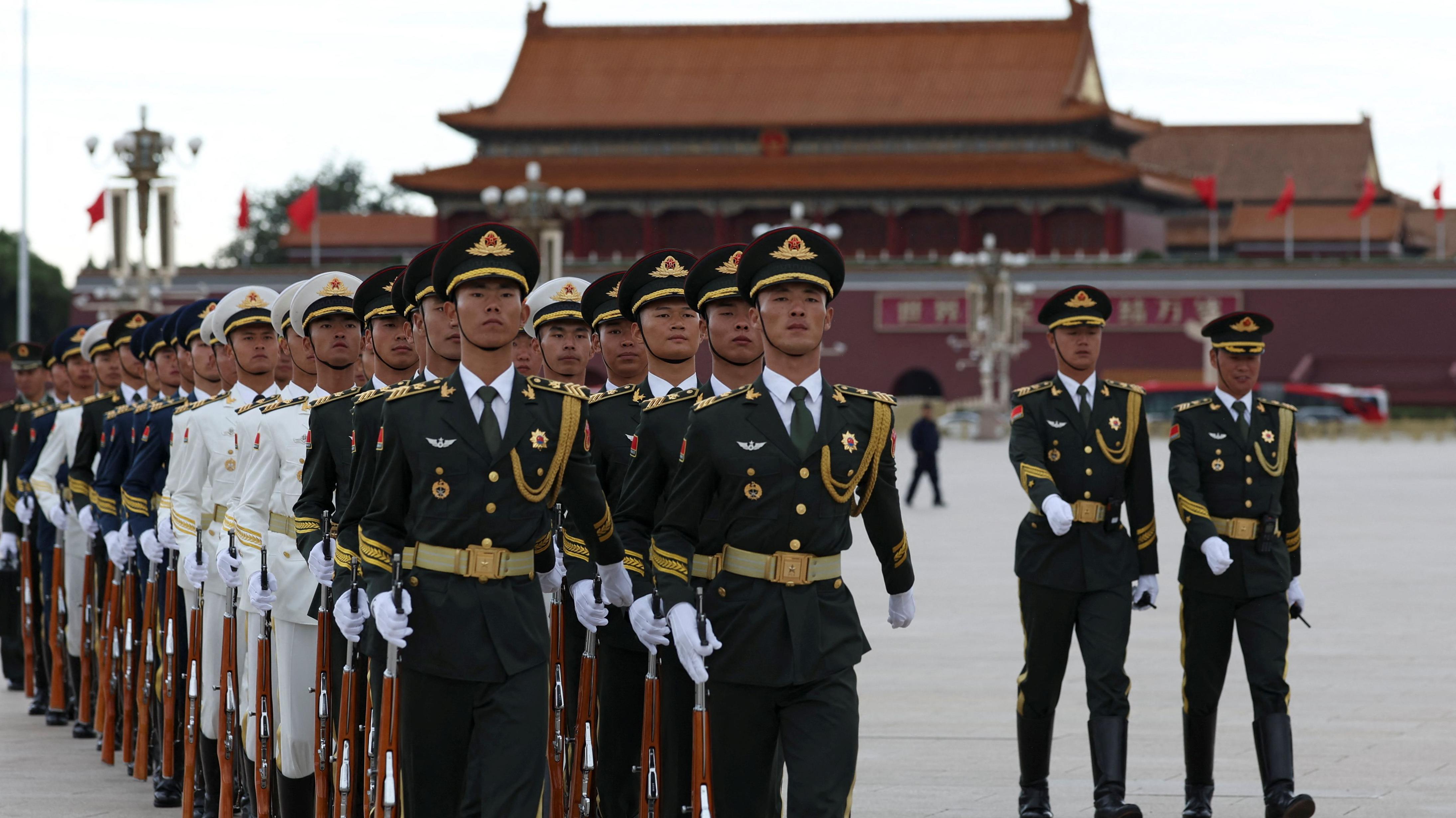 Pasukan kehormatan berbaris di Lapangan Tiananmen saat peringatan berdirinya Republik Rakyat China, di Beijing, 30 September 2024