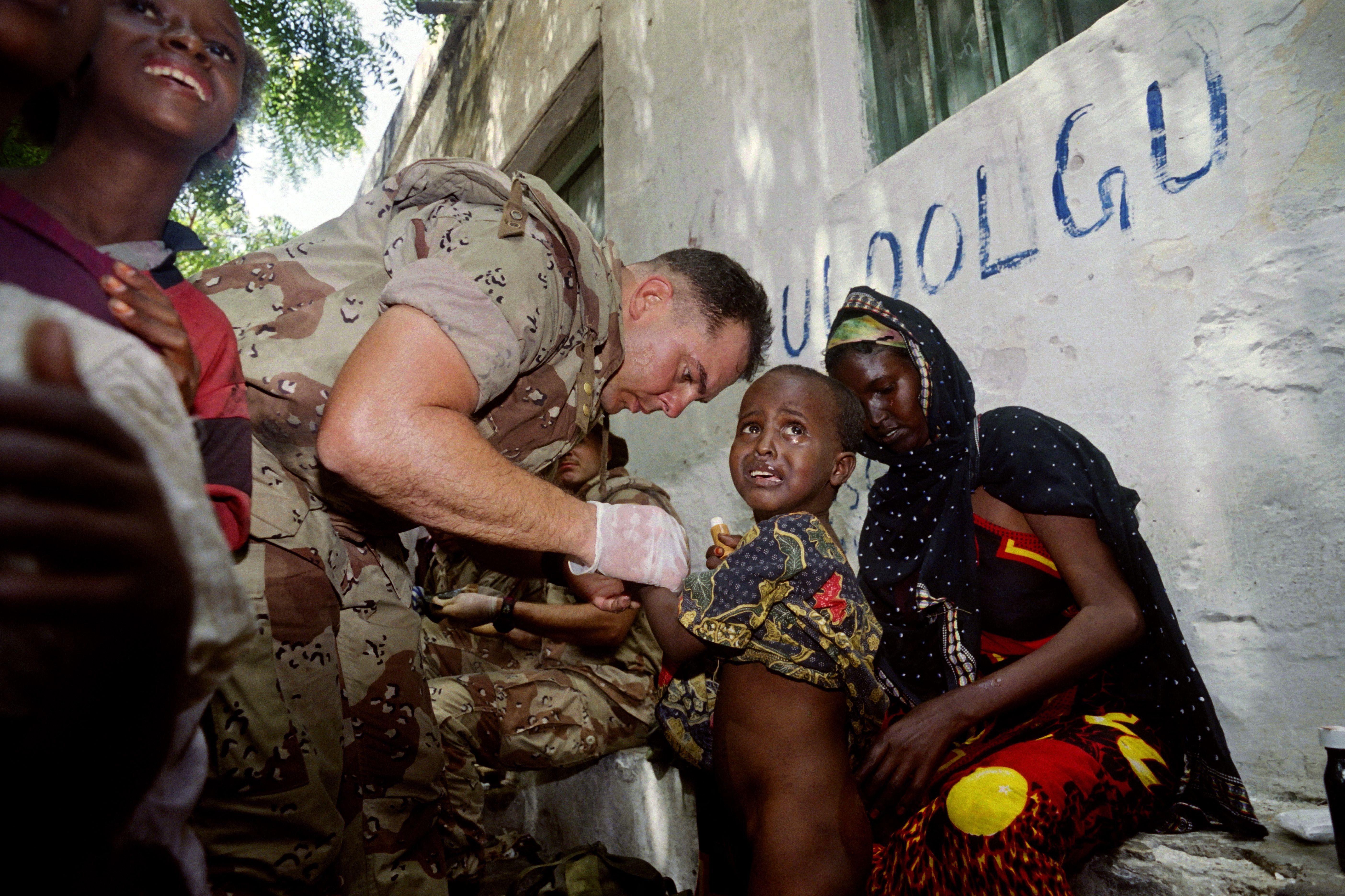 Um menino na Somália é tratado de disenteria por um fuzileiro naval dos EUA