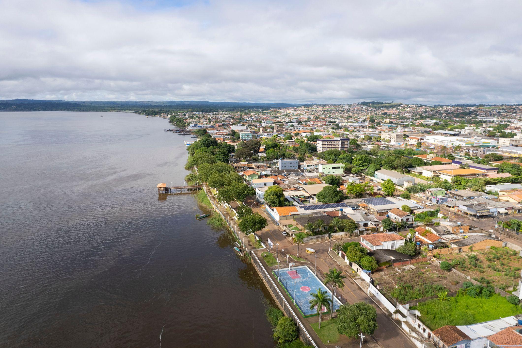 Margem de rio e vista da cidade 