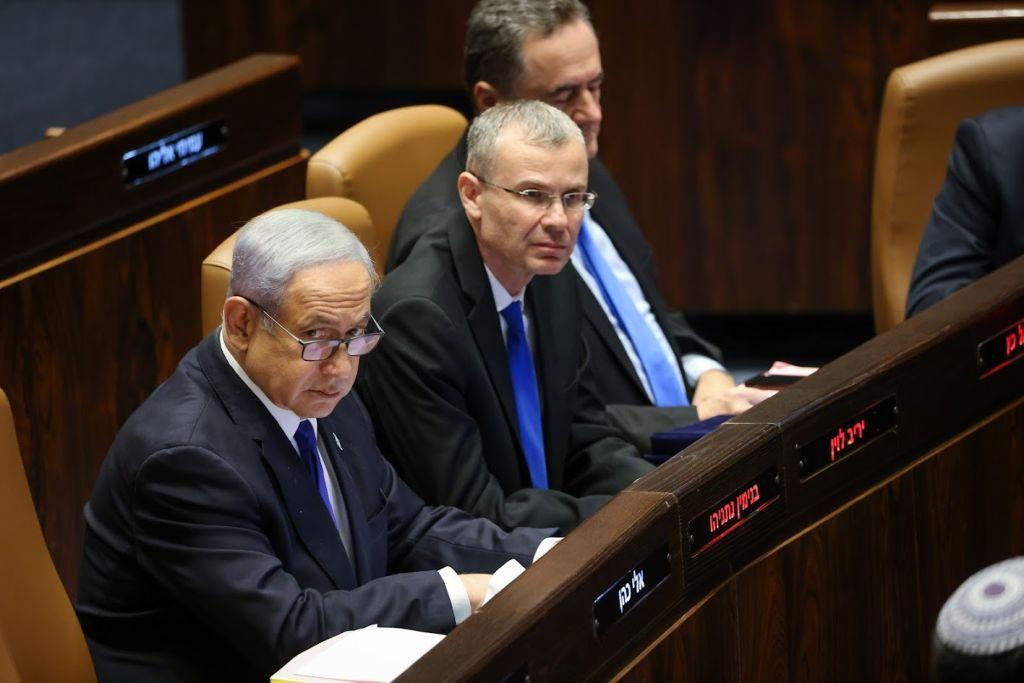 Benjamin Netanyahu e outros parlamentares durante sessão que aprovou nova lei