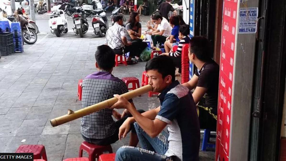 باعة تقليديون في أحد الأسواق الفيتنامية