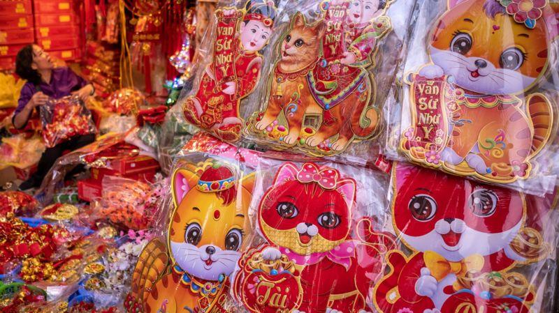 สติกเกอร์รูปแมวที่วางขายในงานเทศกาลตรุษเวียดนามที่ฮานอย