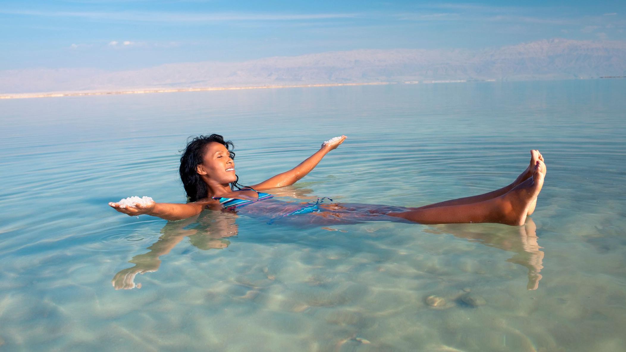 Una mujer en el mar Muerto.