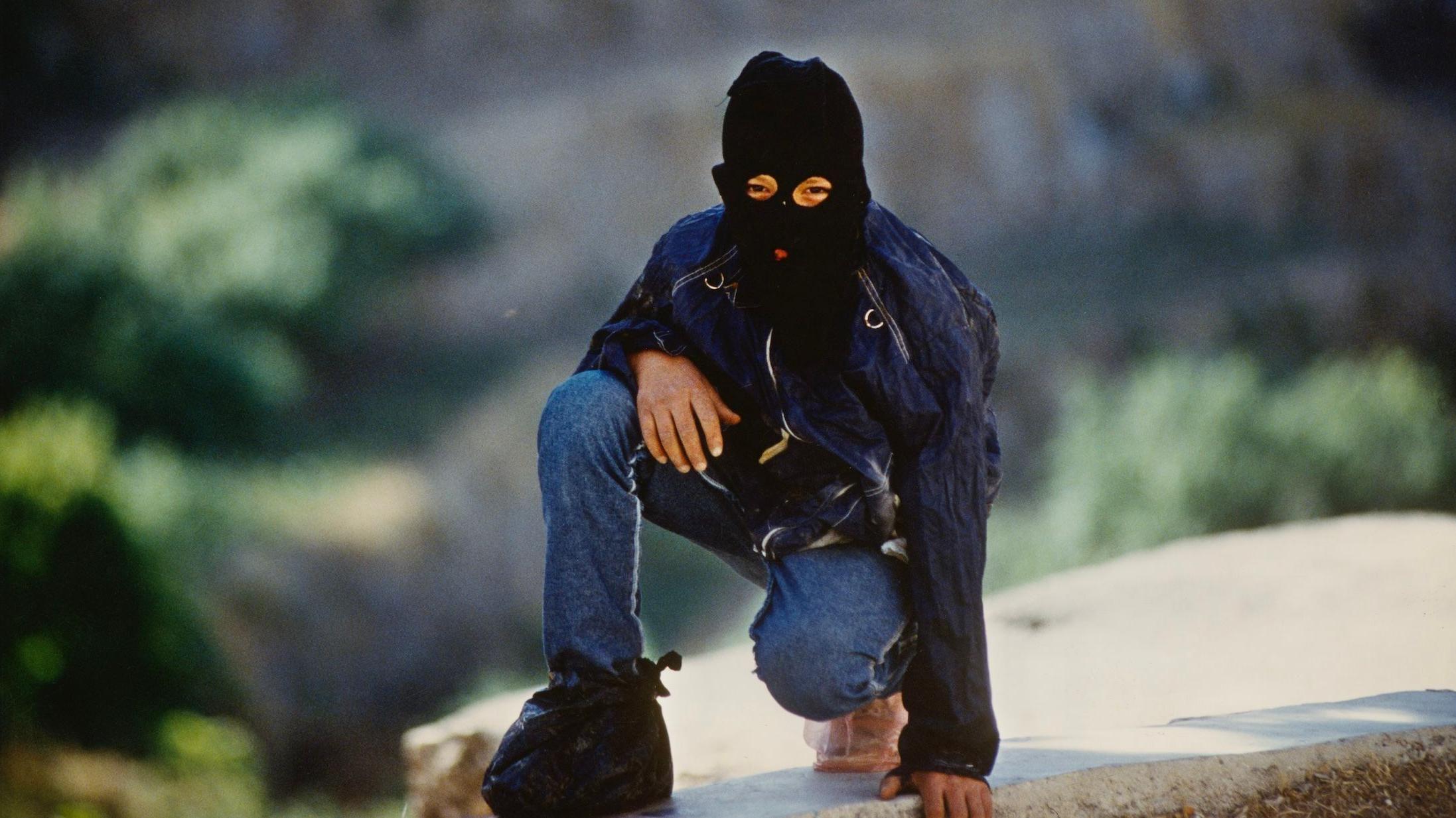 مقاتل فلسطيني يرتدي قناعا على وجهه لإخفاء هويته.
