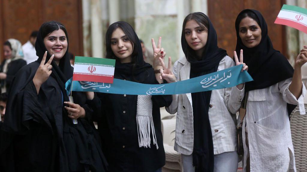 فتيات يرفعن علامة النصر احتفالا بفوز بزشكيان
