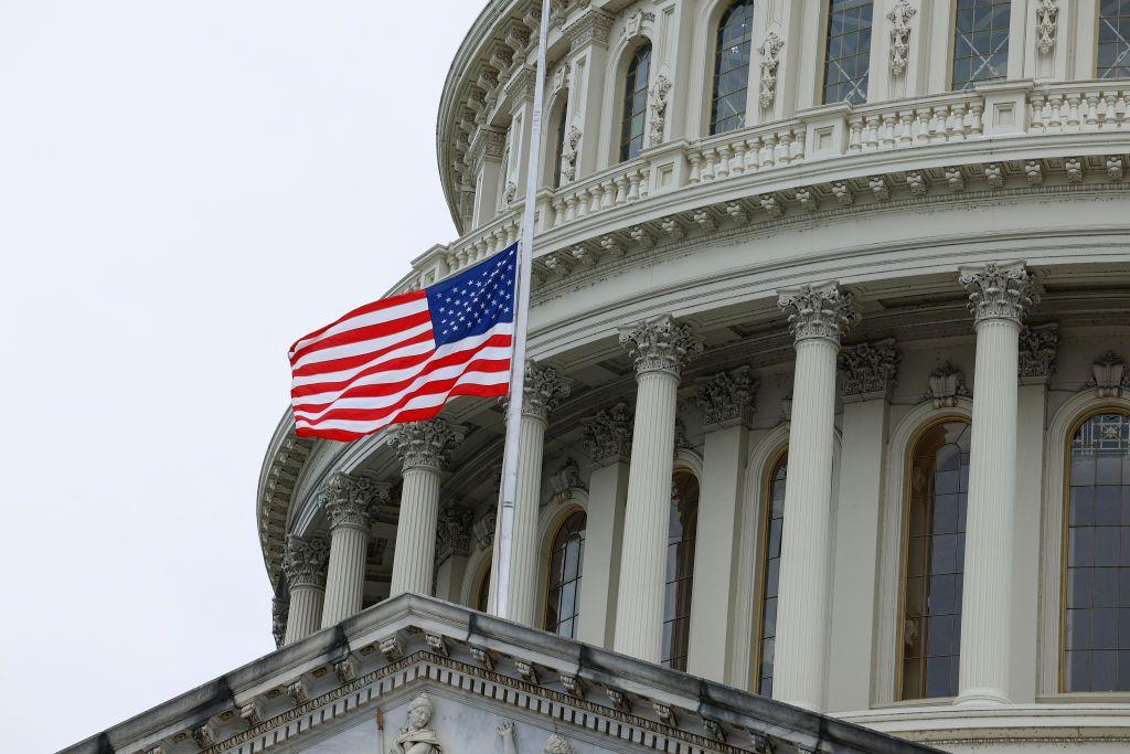 La bandera a media asta en el Capitolio