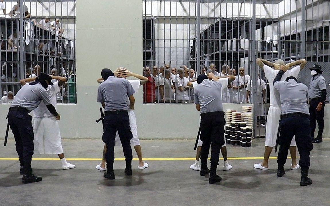 Custodios cachean a internos en el Cecot