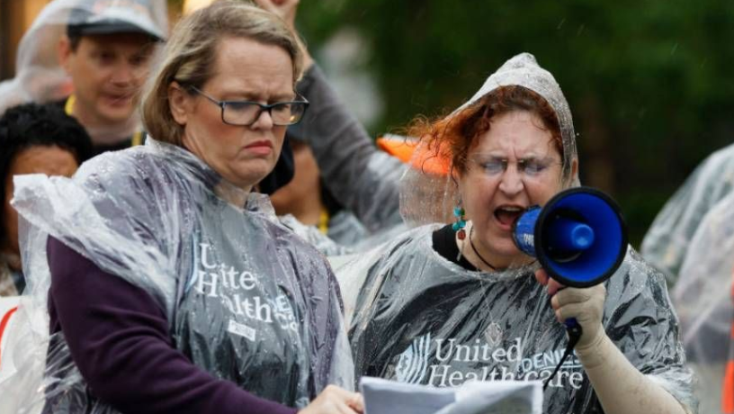 Activistas protestando contra UnitedHealthcare.