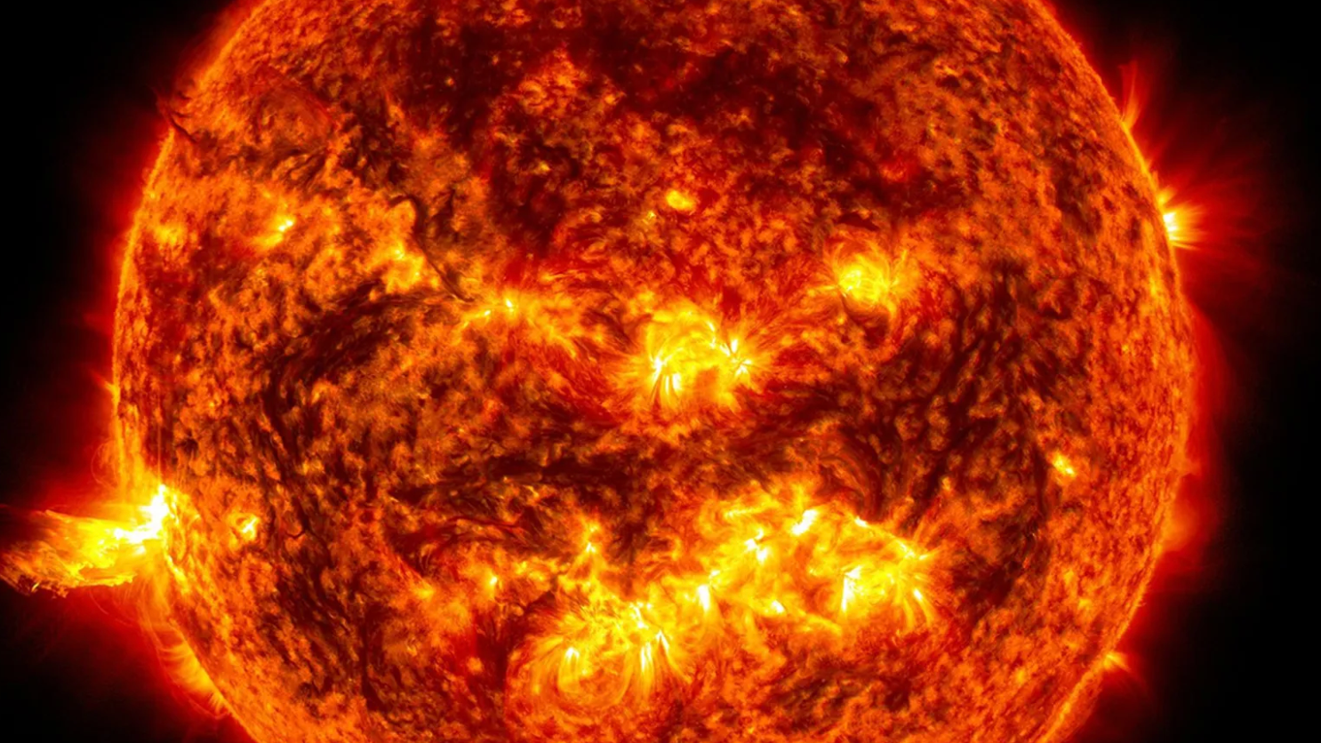 Imagem focada do sol, nas cores vermelho brilhante e laranja