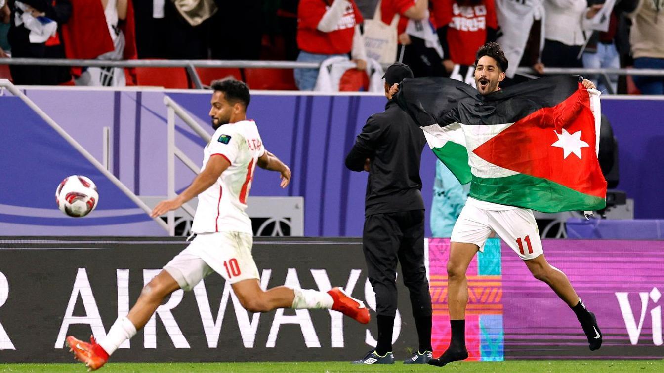 فرحة لاعبي المنتخب الأردني بالتأهل إلى نهائي كأس آسيا