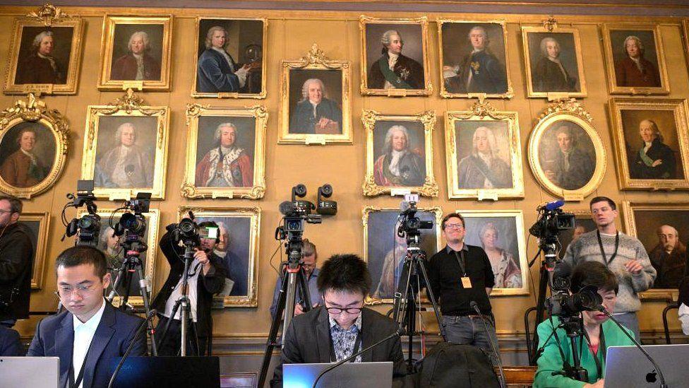 صحفيون ينتظرون إعلان الفائزين بجائزة نوبل في الفيزياء لعام 2023، في الأكاديمية الملكية للعلوم في ستوكهولم بالسويد، في 3 أكتوبر/تشرين الأول 2023