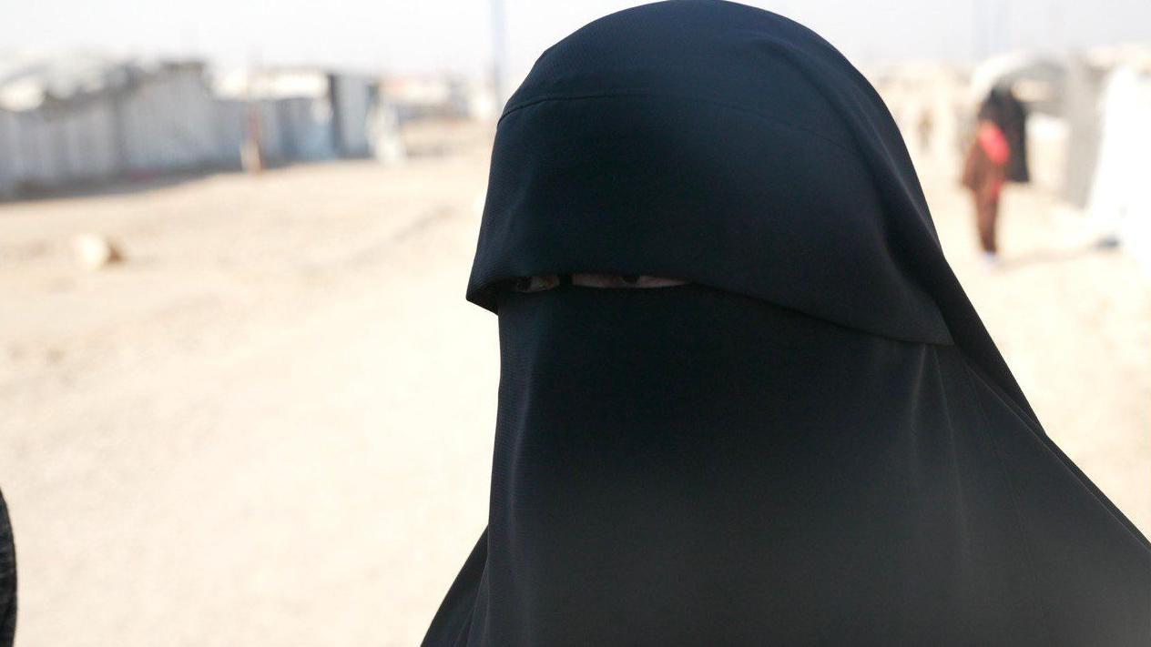 امرأة منقبة في مخيم الهول