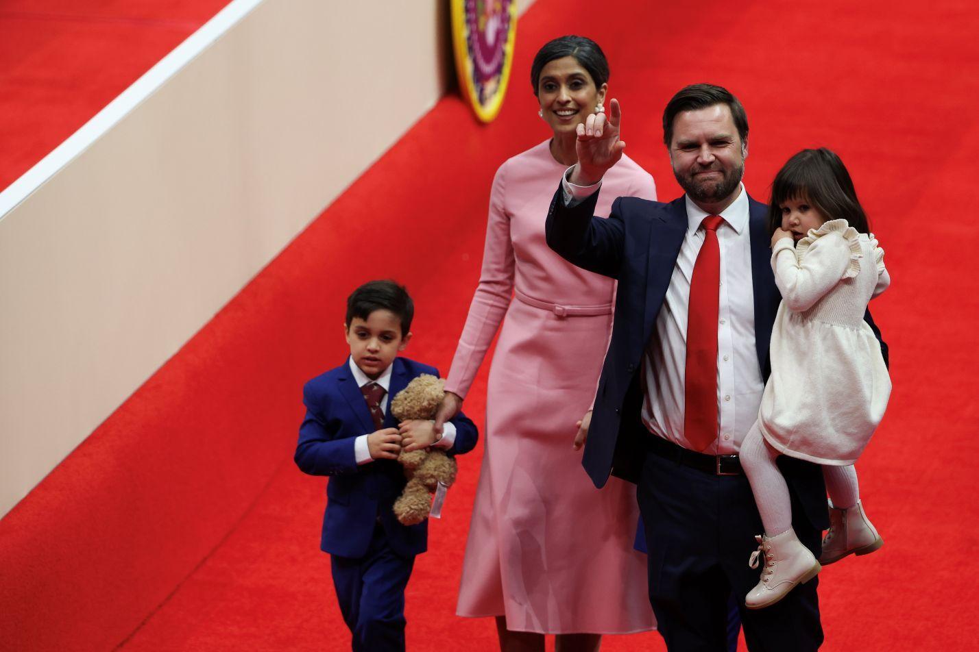J.D. Vance com a esposa e dois de seus três filhos