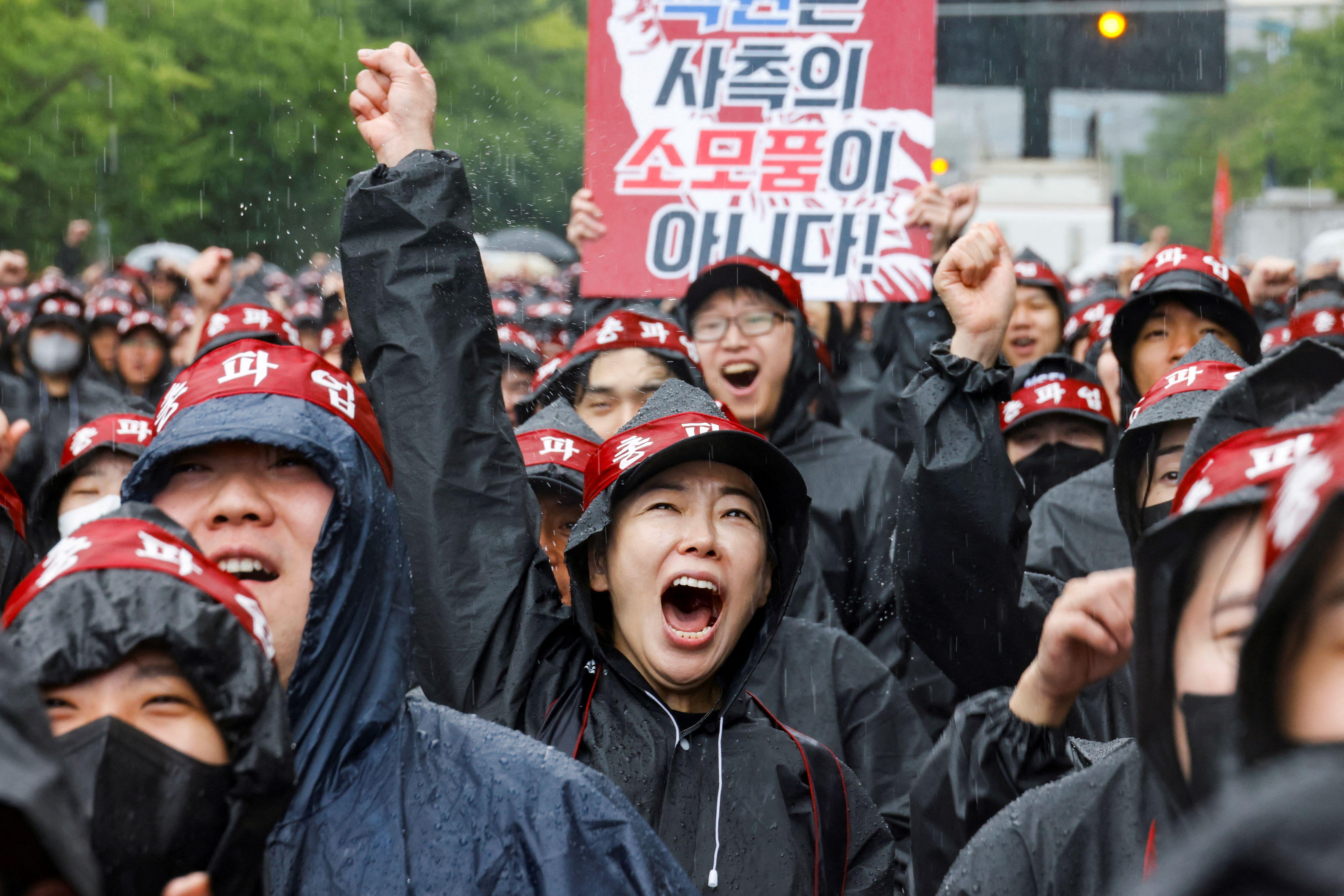 전국삼성전자노동조합 조합원들이 8일 오전 삼성전자 화성사업장에서 열린 총파업 결의대회에서 구호를 외치고 있다