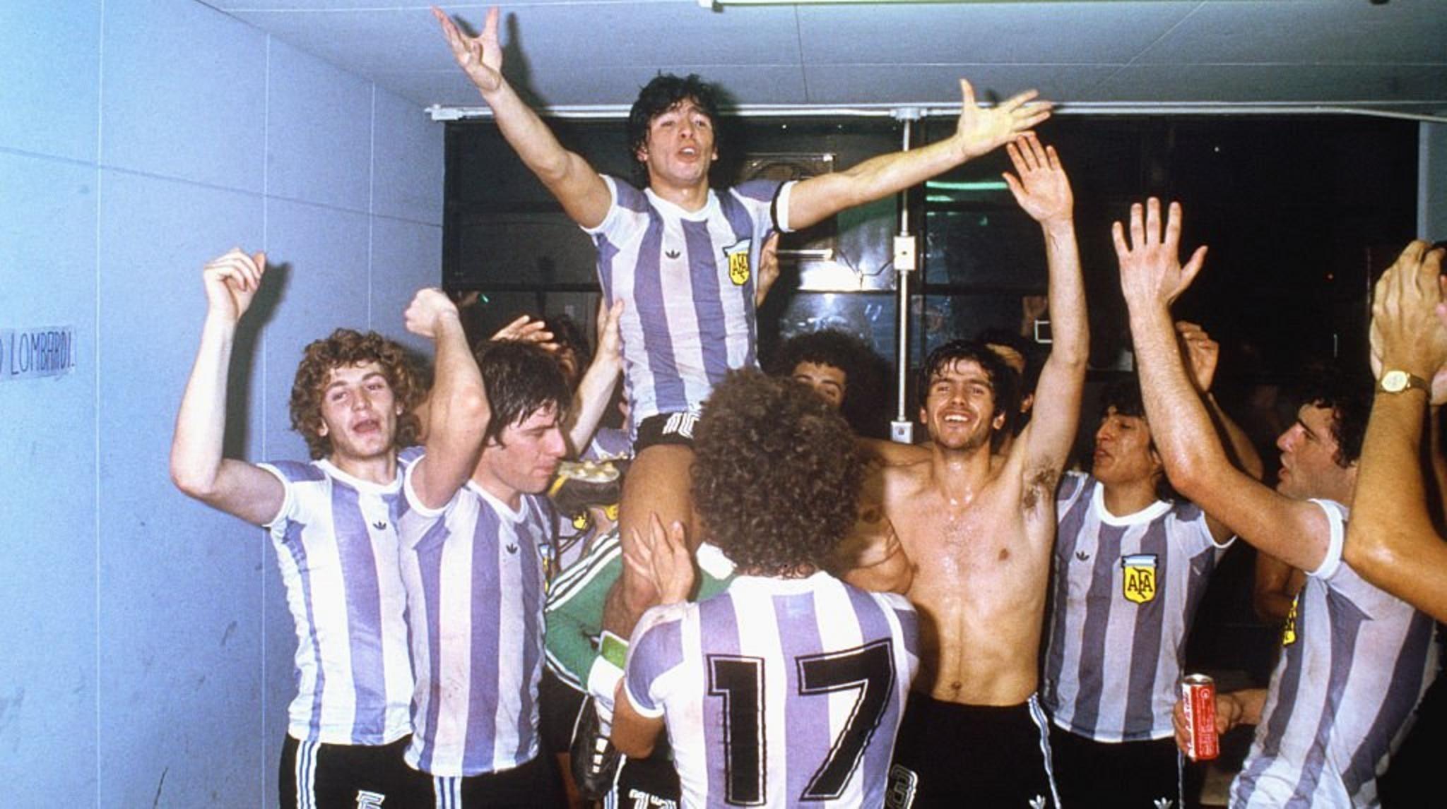 Diego Armando Maradona celebra la victoria con su equipo