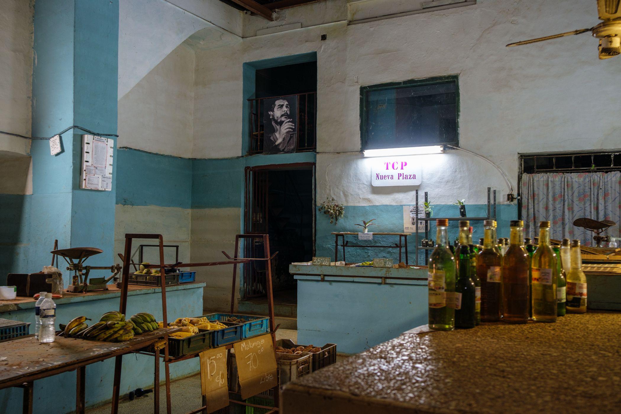 Esta es una conocida tienda de comestibles en La Habana, con un póster de Fidel Castro en las paredes, que se encuentra prácticamente abandonada. Antes ofrecía una mayor variedad de alimentos, pero ahora tiene opciones limitadas. La escasez de alimentos ha afectado a casi toda la isla.