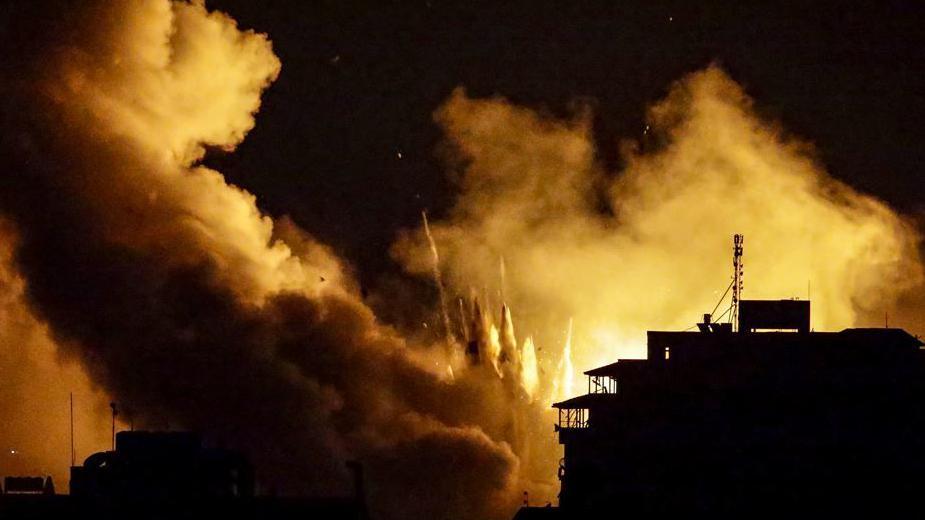 أعمدة الدخان تتصاعد بعد غارة جوية إسرائيلية على حي تل الهوى في مدينة غزة
