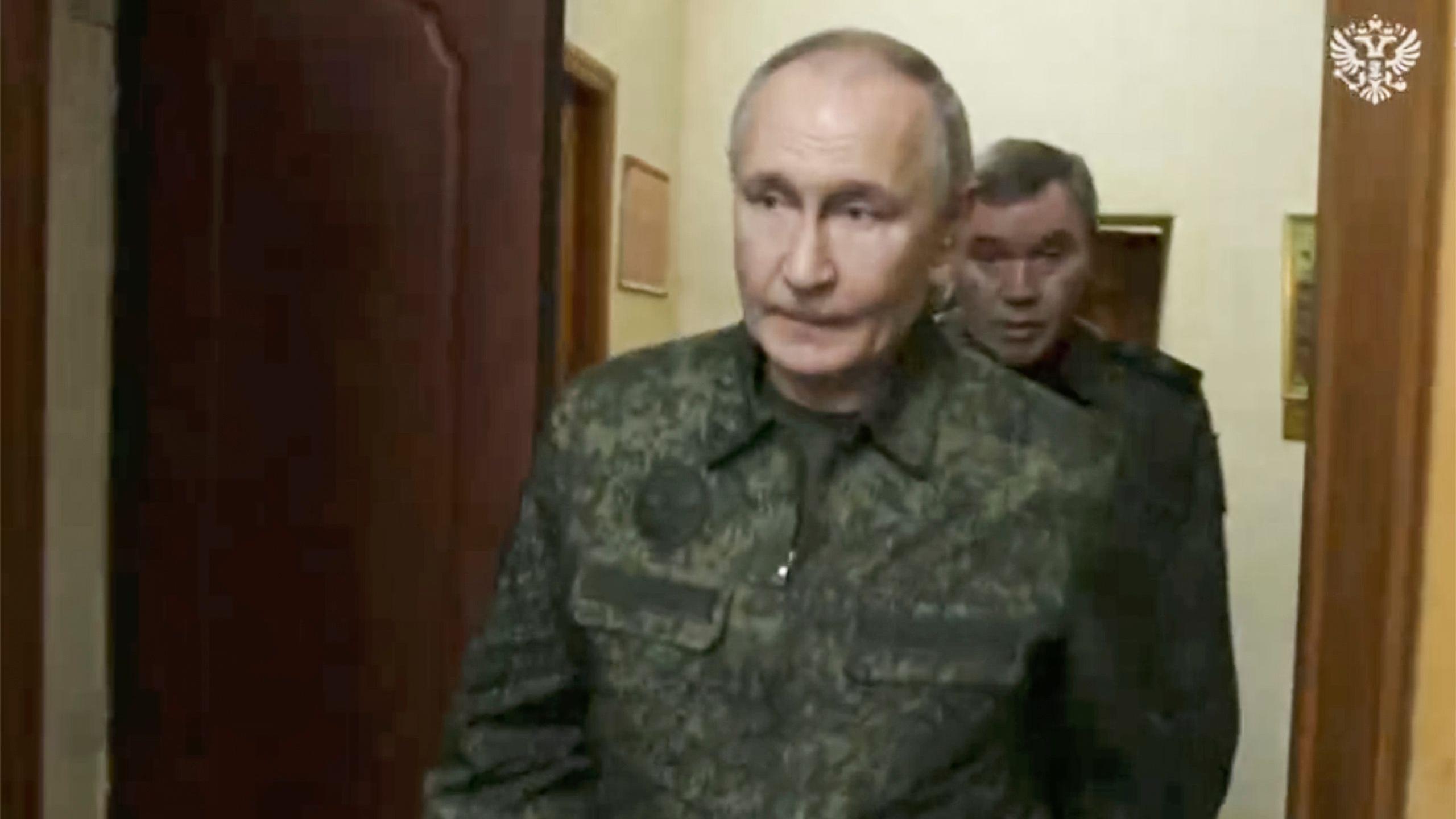 Putin vestido de uniforme militar.