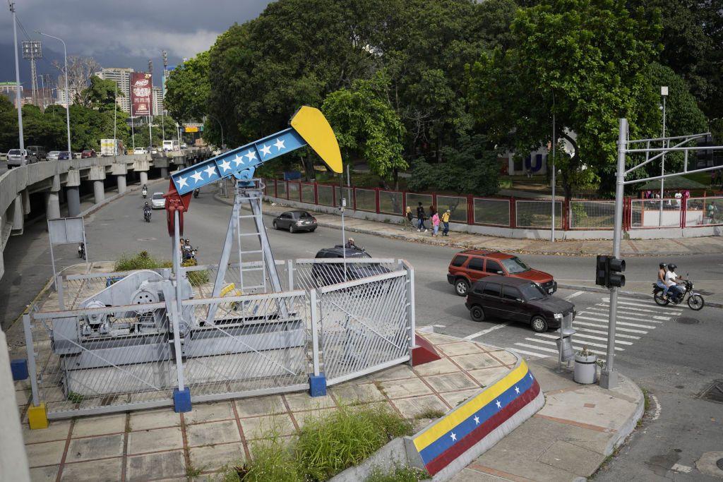 Una bomba de petróleo adornada con los colores de la bandera de Venezuela en Caracas