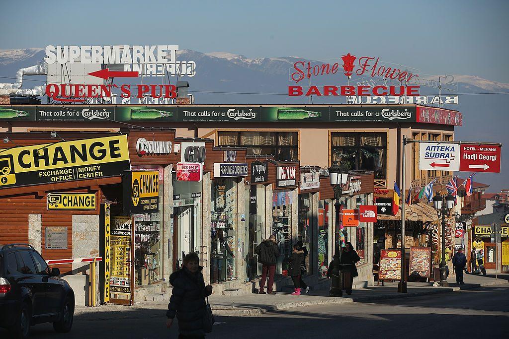 Una calle con negocios en Bansko