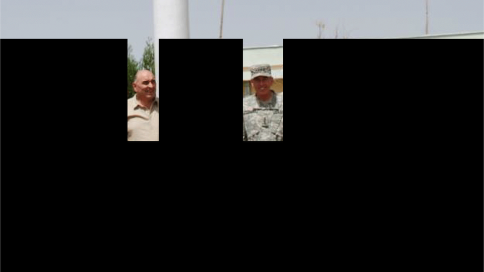 صورة جماعية تظهر أعضاء تريبلز (تم حجب صورهم) إلى جانب السفير البريطاني والجنرال الأمريكي ديفيد بتريوس. تم رفض طلبات الثلاثية لاحقا