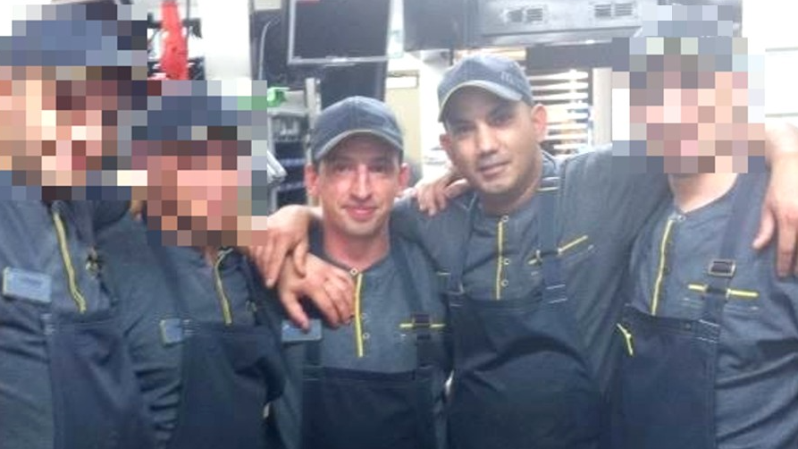 Uma fotografia de Pavel e Roman com colegas na filial do McDonald's