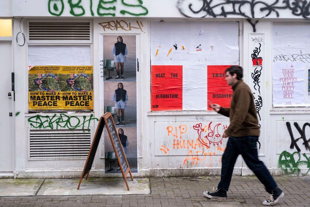 ملصقات في لندن كُتب عليها "تغلّب على الخوارزمية"