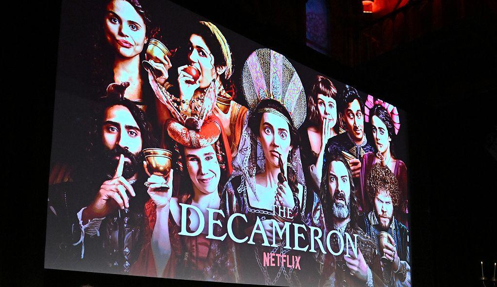 Póster de promoción de la serie de Netflix con 10 personajes