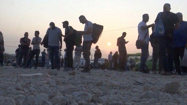 يقدر عدد العمال الفلسطينيين داخل إسرائيل ب 200 ألف عامل 
